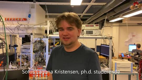 Sofus Laguna Kristensen forklarer om Atomuret